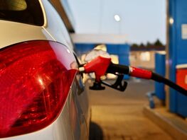 Эксперты объяснили рекордный рост цен на&nbsp;бензин в&nbsp;России 